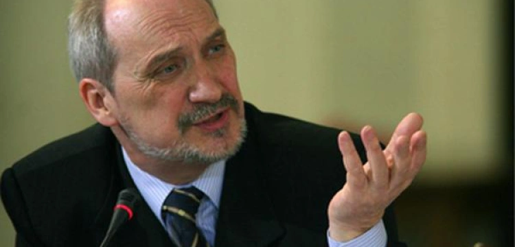 Macierewicz dla Fronda.pl: Funkcjonuje opinia o grasującym samobójcy