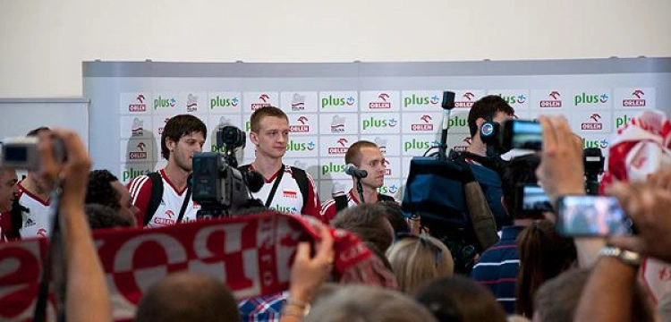 Wrócili zwycięzcy siatkarze. Na Okęciu przywitał ich tłum kibiców. Fotorelacja Fronda.pl