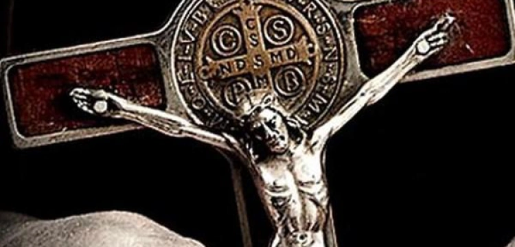 Opętani plują kamieniami i gadami