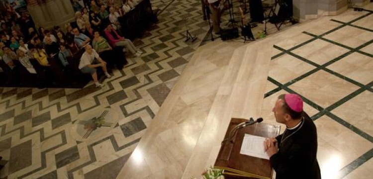 Wierni z biskupem przeciwko koncertowi Madonny. Fotorelacja