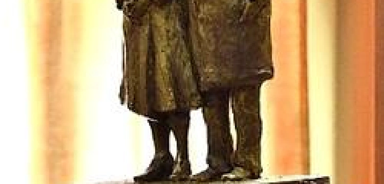 W Radomiu stanie 2,5 metrowy pomnik Kaczyńskich