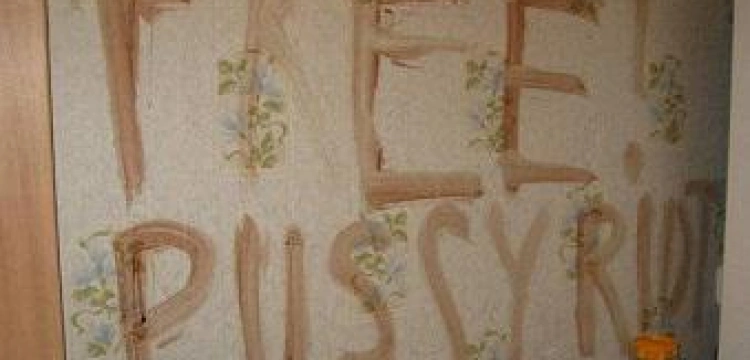 Fala antychrystianizmu na Wschodzie: Zabójca pozostawił napis "Free Pussy Riot"