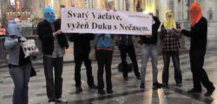 Protest w stylu Pussy Riot w katedrze w Pradze