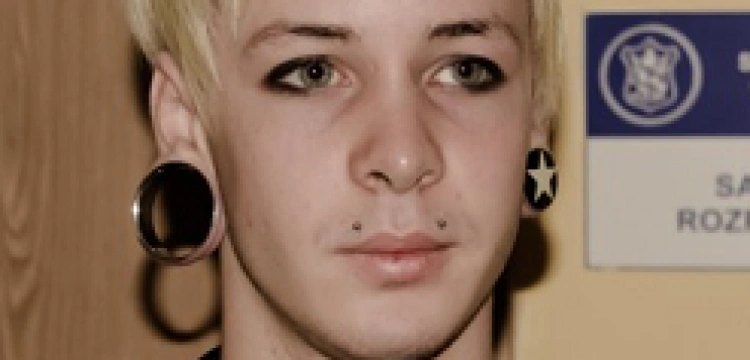 Przebierał się za dziewczynę, pozwał rodziców i wygrał....w Polsce!