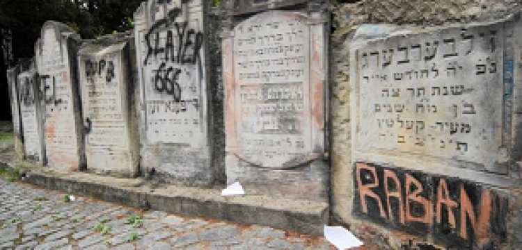 Sataniści zdewastowali cmentarz żydowski. Nic się nie stało?