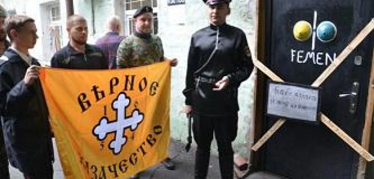 Wierni Kozacy zabili deskami wejście do lokalu FEMEN-u