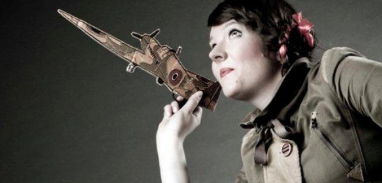 Brytyjka śpiewa o polskich bohaterach. Zobacz teledysk