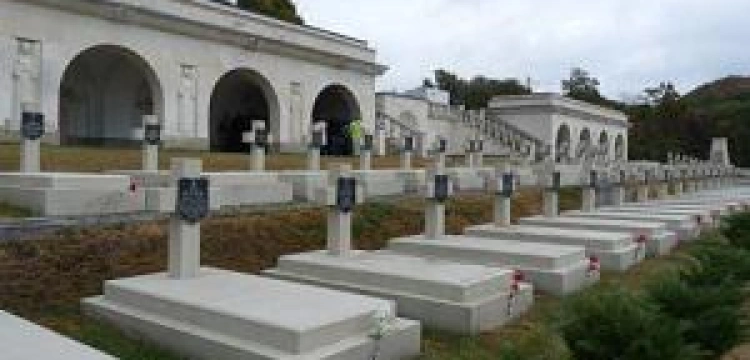 Jak w imię mody bezcześci się polski cmentarz. Wyuzdanie to moda we współczesnej kulturze