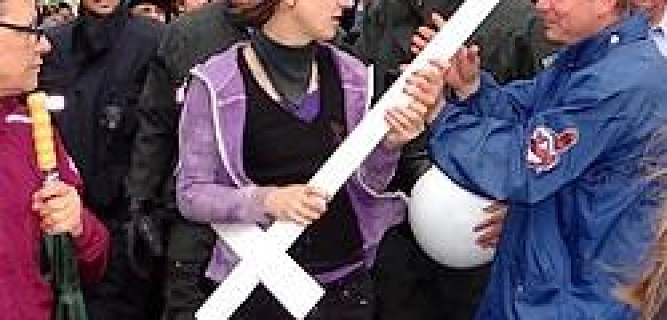 Odwrócone krzyże z prezerwatywami i hasła "Boga nie ma!" - wywiad i FOTO z berlińskiego marszu dla życia