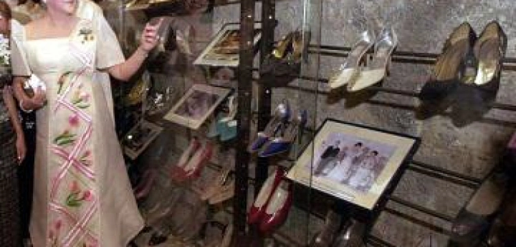 Buty dyktatorki zjadły termity