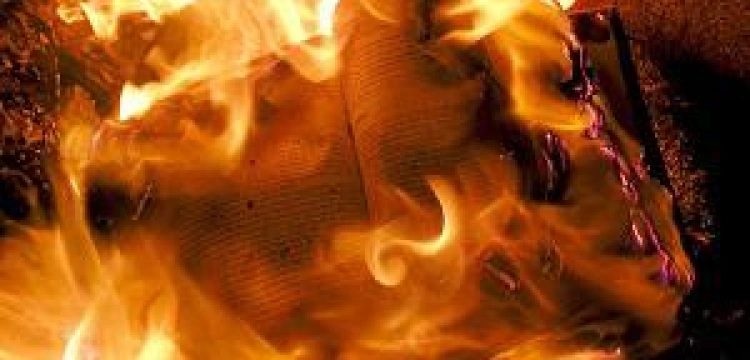 Islamista odpowiada przed sądem za podpalenie Biblii