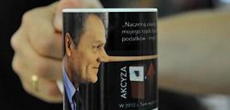 Magiczny kubek Donalda Tuska. Zalej go obietnicami premiera :-)