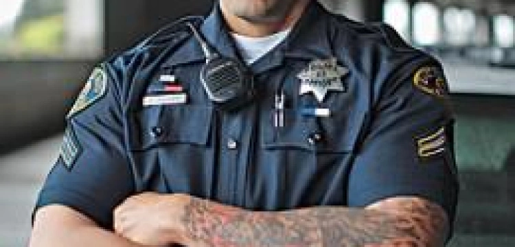 Zakaz widocznych tatuaży dla policjantów Scotland Yardu