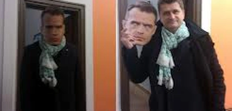 Palikot w masce Tuska łamie przepisy drogowe