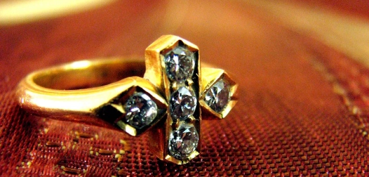 Włoska firma robi diamentowe pierścionki z ludzkich prochów