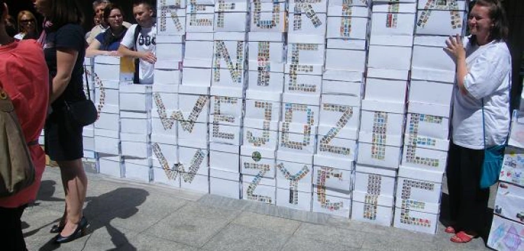 100 kartonów podpisów w sejmie. Elbanowska: Ta reforma nie wejdzie w życie. My już jej dziękujemy. Zobacz fotoreportaż