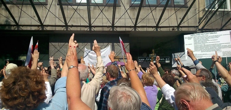 Modlimy się! Jesteśmy razem! A przeciw policja!