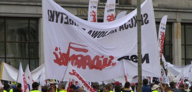 Początek protestów w Warszawie spokojny