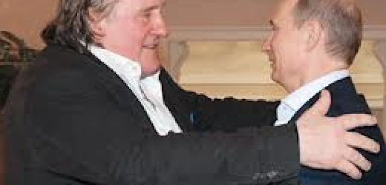 Czuły uścisk Depardieu i Putina. Jednak paszport nie z rąk prezydenta...