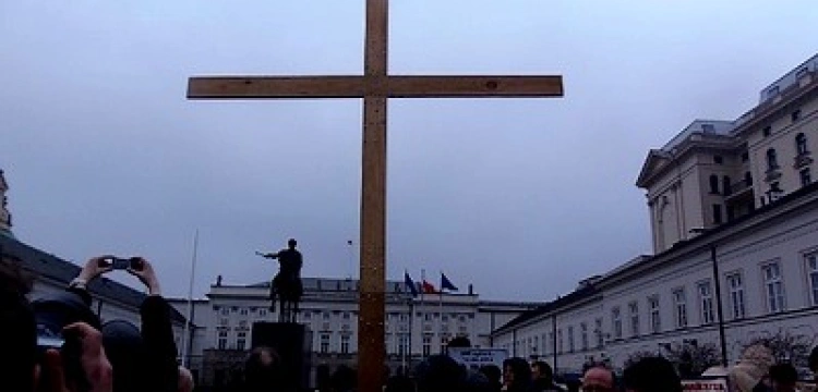 Komorowski poniesie w procesji smoleński krzyż...