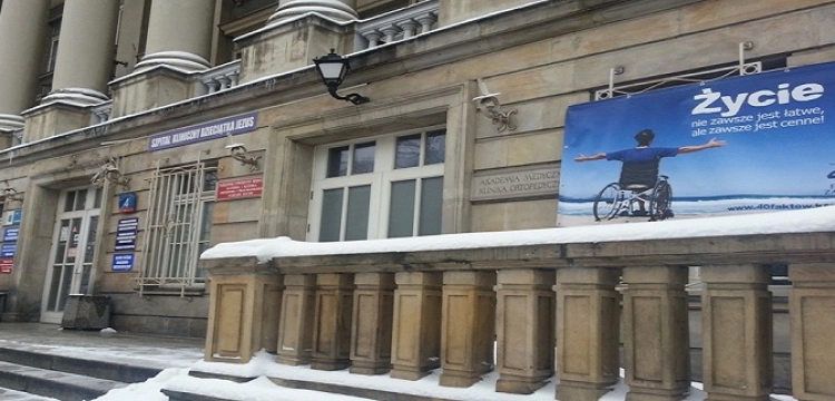 Wstrząsający plakat na murach Szpitala im. Dzieciątka Jezus