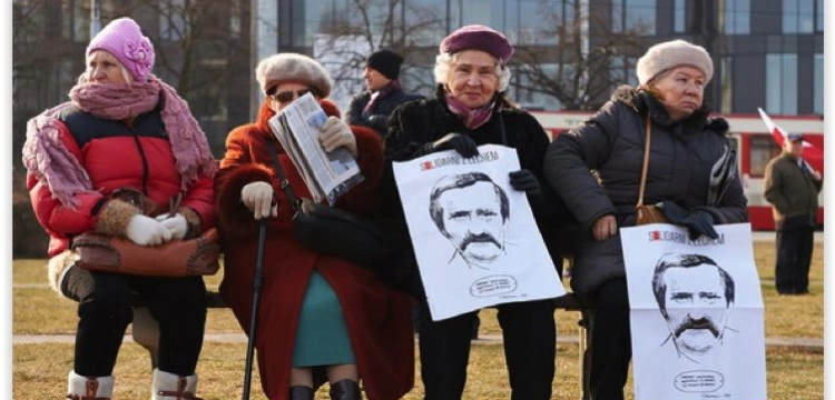 Czerwona wdowa zawsze gotowa - Powiew młodości na marszach KOD