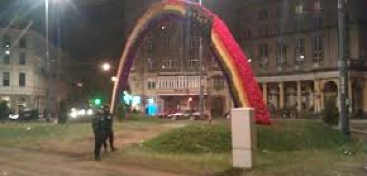 Tęcza na pl. Zbawiciela znowu stanęła w płomieniach
