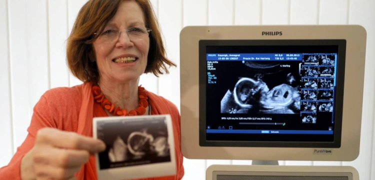 Położnik: Ciąża z in vitro 65-latki to szaleństwo