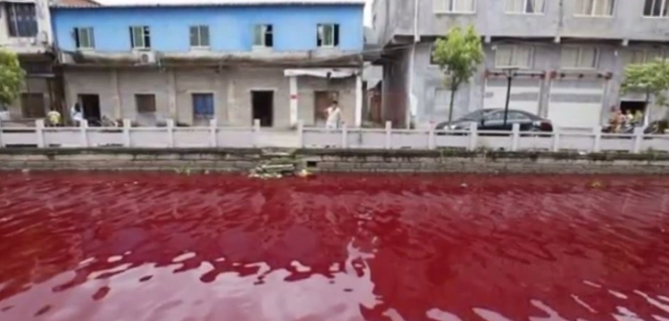 Czerwona rzeka w Chinach. Znak Apokalipsy?