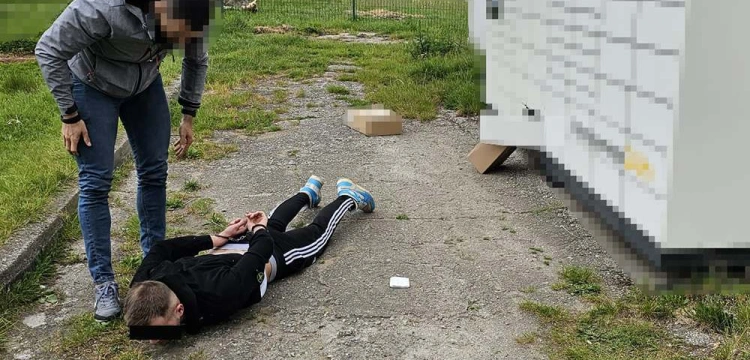 Oszukiwali przy zakupie towarów w sieci. 3 osoby w rękach policji