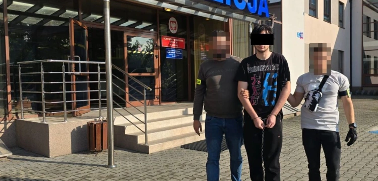 Zaatakował ojca nożem podczas snu. 23-latkowi grozi dożywocie