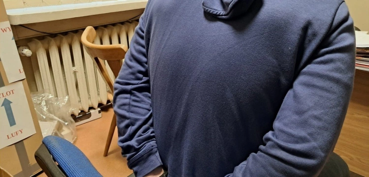 Zaatakował przechodniów i ratownika medycznego! 37-latek w rękach policji