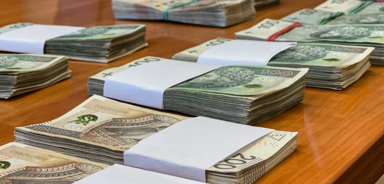 7 mln zł zamiast do potrzebujących, trafiło do urzędniczek. Jest akt oskarżenia