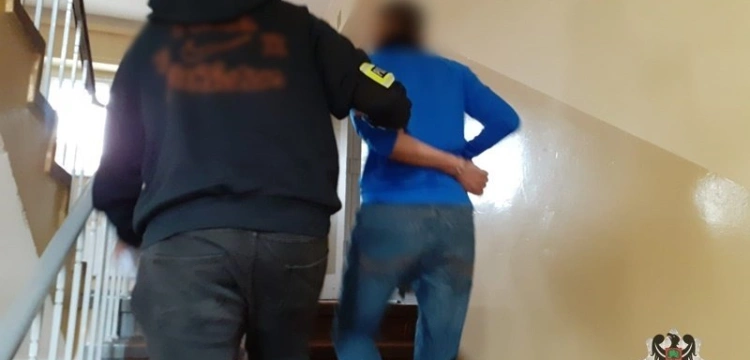 „Odbierak” w rękach policji. Miał oszukać na ponad 150 tys. złotych