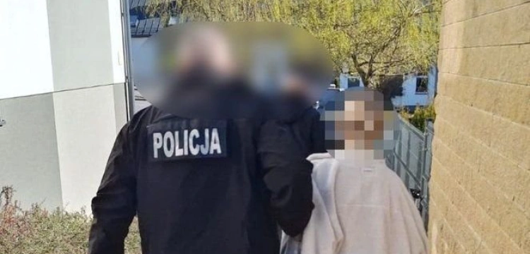 Była poszukiwana listem gończym. Przed policjantami schowała się… w szafie