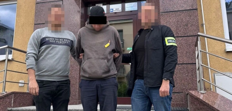Seniorka przechytrzyła oszusta. Fałszywy policjant wpadł w ręce prawdziwych