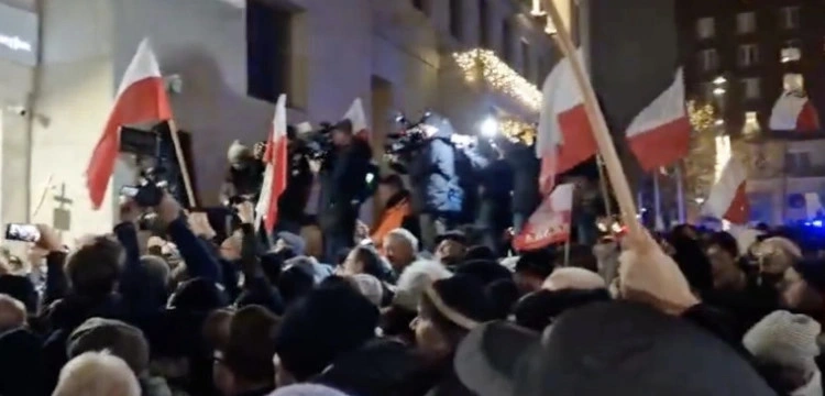 Politykom PiS udało się wejść do siedziby TVP. Wcześniej szokujące sceny!
