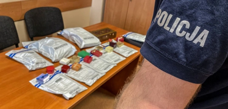 Oszuści w rękach policji. Odzyskali ponad 350 tys. zł, biżuterię i złoto