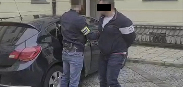 Cela plus! Nagi paser ukrył się w łóżku sąsiadki