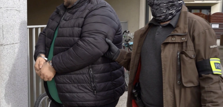 Rozbicie gangu handlarzy ludźmi. Policja zatrzymała Polaków i Bułgarów