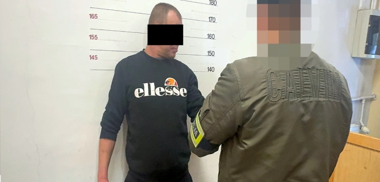 Zwabił i porwał mężczyznę. Potem... chował się pod dziecięcym łóżkiem