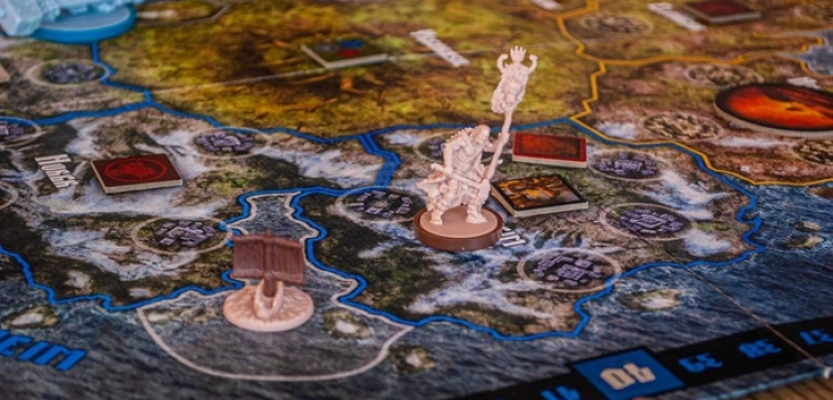 3 powody, dlaczego warto wybrać gry planszowe dla dorosłych, zamiast ekranu smartfona [Materiał promocyjny]