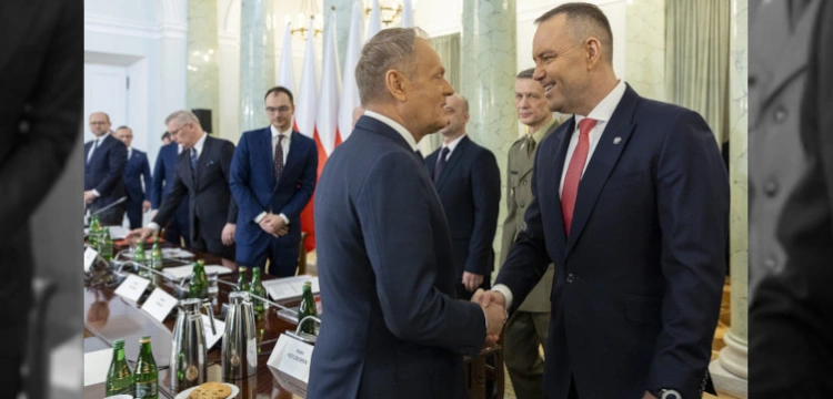 Sondaż: połowa Polaków pozytywnie ocenia Nawrockiego, a Tusk ma powód do zmartwień