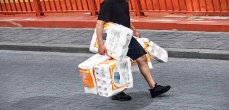 42‑latek złapany na kradzieży... 1800 rolek papieru toaletowego