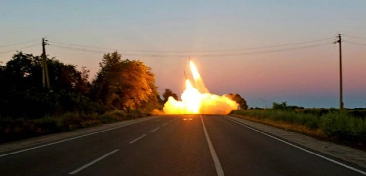 Na Ukrainie amerykańskie rakiety HIMARS już niszczą rosyjskie składy amunicji [Wideo]