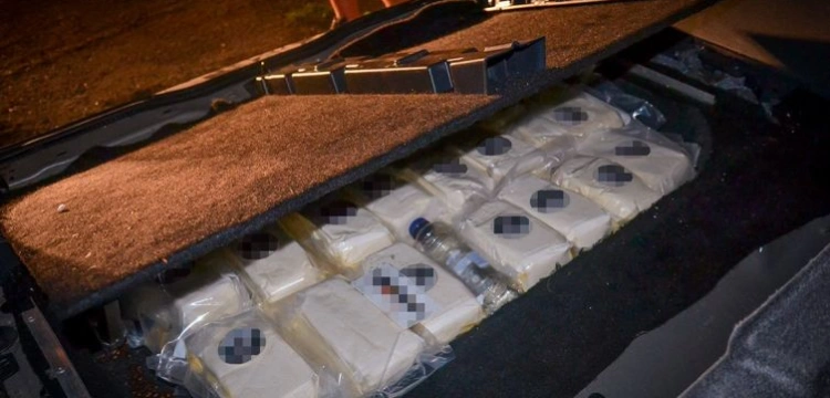 Cela plus: 54 kg amfetaminy w bagażniku. 2 osoby w rękach policji