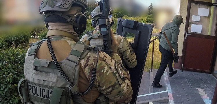 Cela plus: Mocny cios w vatsterów, zatrzymano 15 osób. Chodzi o faktury na 103 miliony zł