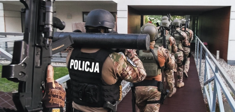 Cela plus: Mocny cios w międzynarodowy gang przemycający imigrantów