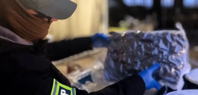 Cela plus: 120 kg marihuany ukrytej w beczkach. Kierowca w rękach policji