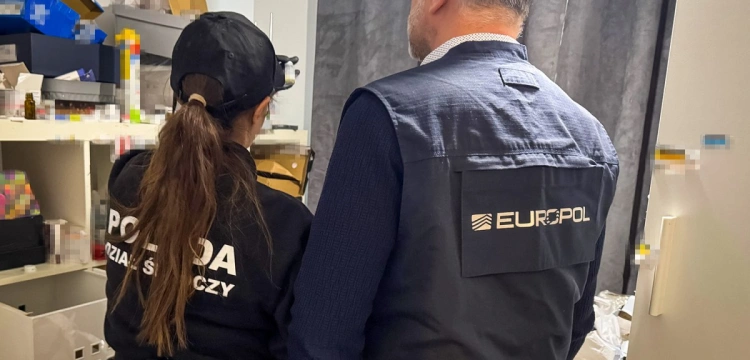 Produkcja i handel sterydami. Rozbito grupę przestępczą